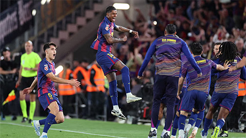 Simone Inzaghi celebrating with his Inter Milan players after beating Barcelona.